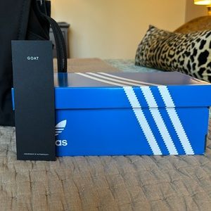 2023 WOMENS SAMBAE-white with black gum sole